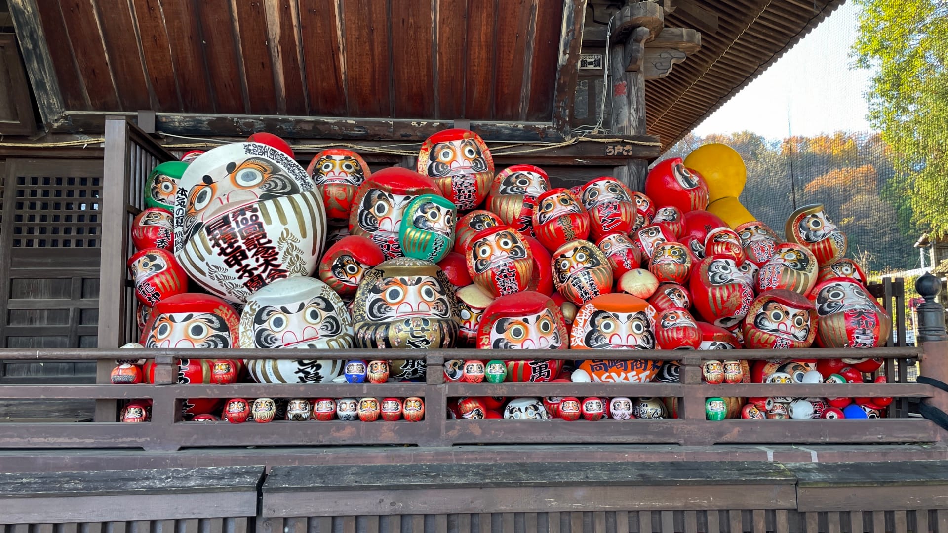 Hat sich der Wunsch erfüllt, wird der Daruma beim Tempel abgegeben.