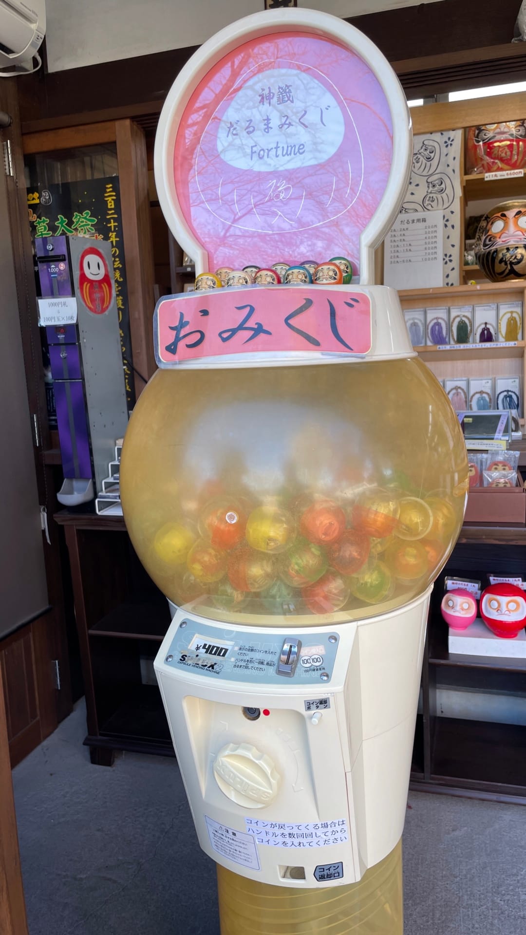 Ein Daruma-Gachapon-Automat.