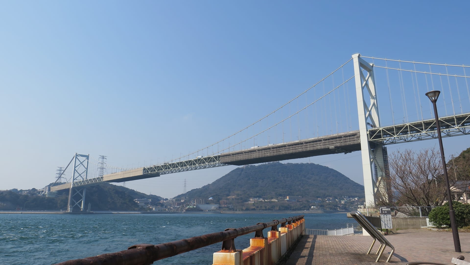 Die Kanmon-Autobrücke verbindet Kyushu mit Honshu.