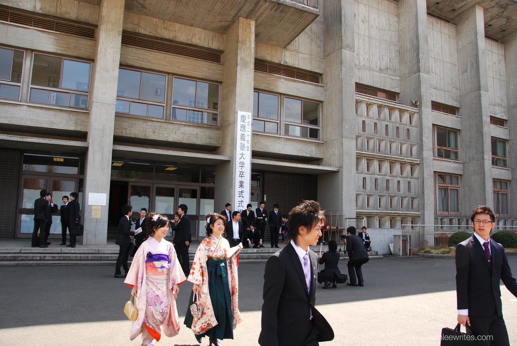 Einer von zwei jungen Japanern geht an die Uni