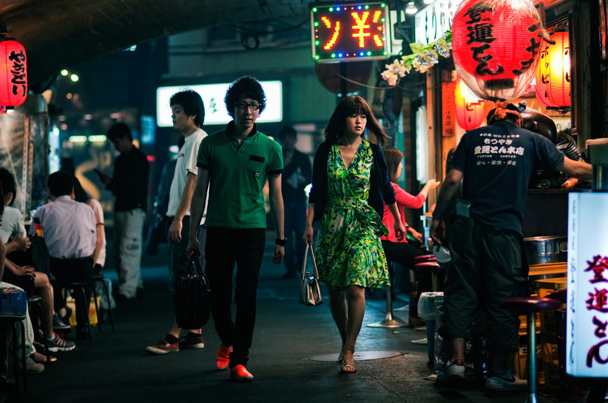 Junges Paar in Yurakucho, Tokio.