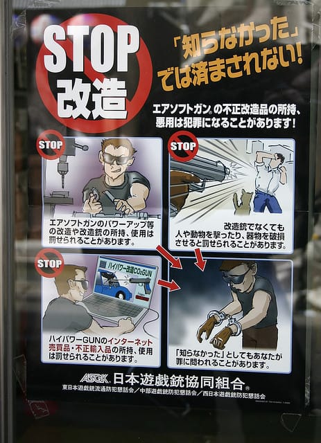 Strafbar: Ein Plakat warnt vor dem Handel oder der Aufrüstung von Luftpisolen