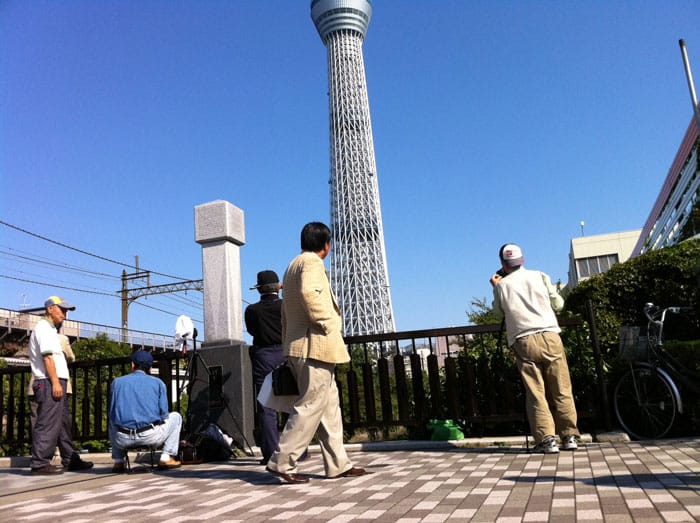 Ein Blickfang: Neugierige fotografieren den Sky Tree.