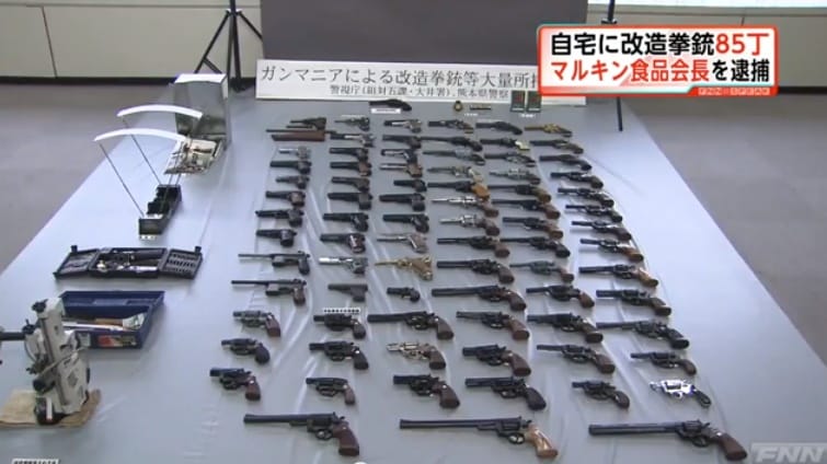 Die beschlagnahmte Waffensammlung des Herrn Kira.