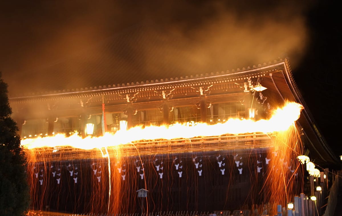 Feuer im Tempel