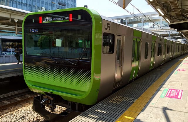 Der Start des neuen Yamanote-Zugs