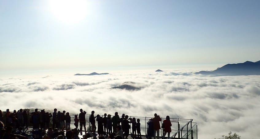 Über dem Wolkenmeer stehen