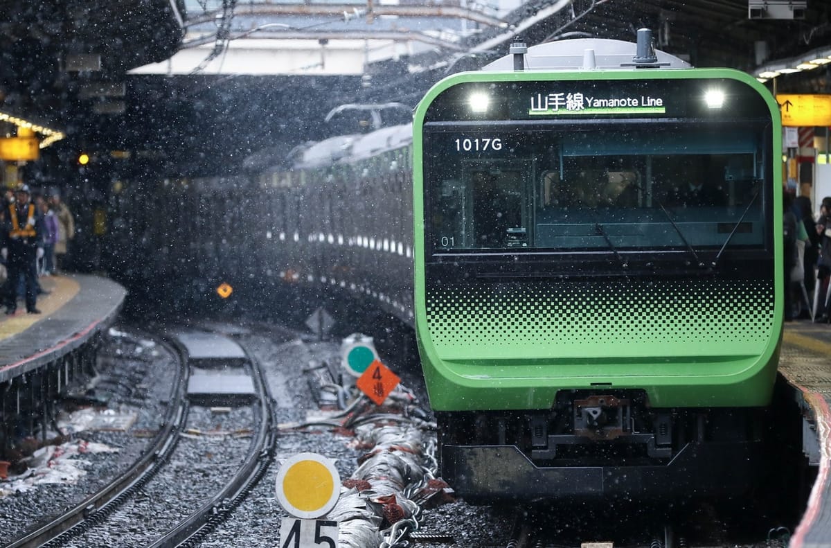 Schnee im Tokioter Herbst