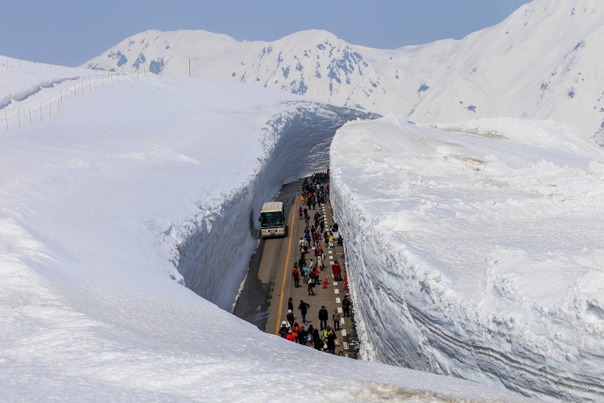 Die riesige Schneewand von Tateyama im japanischen Frühling