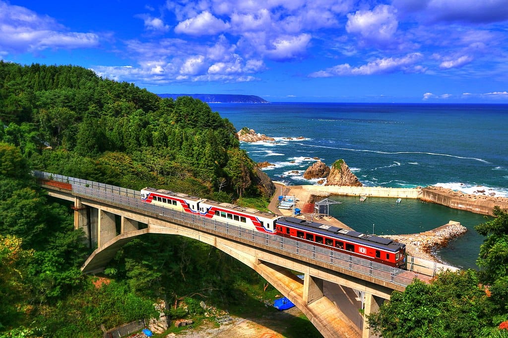 Rias-Linie: Eine Zugfahrt mit Blick aufs Meer