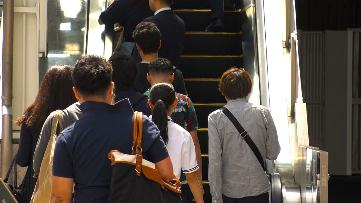 Die Rolltreppen-Regel in Japan