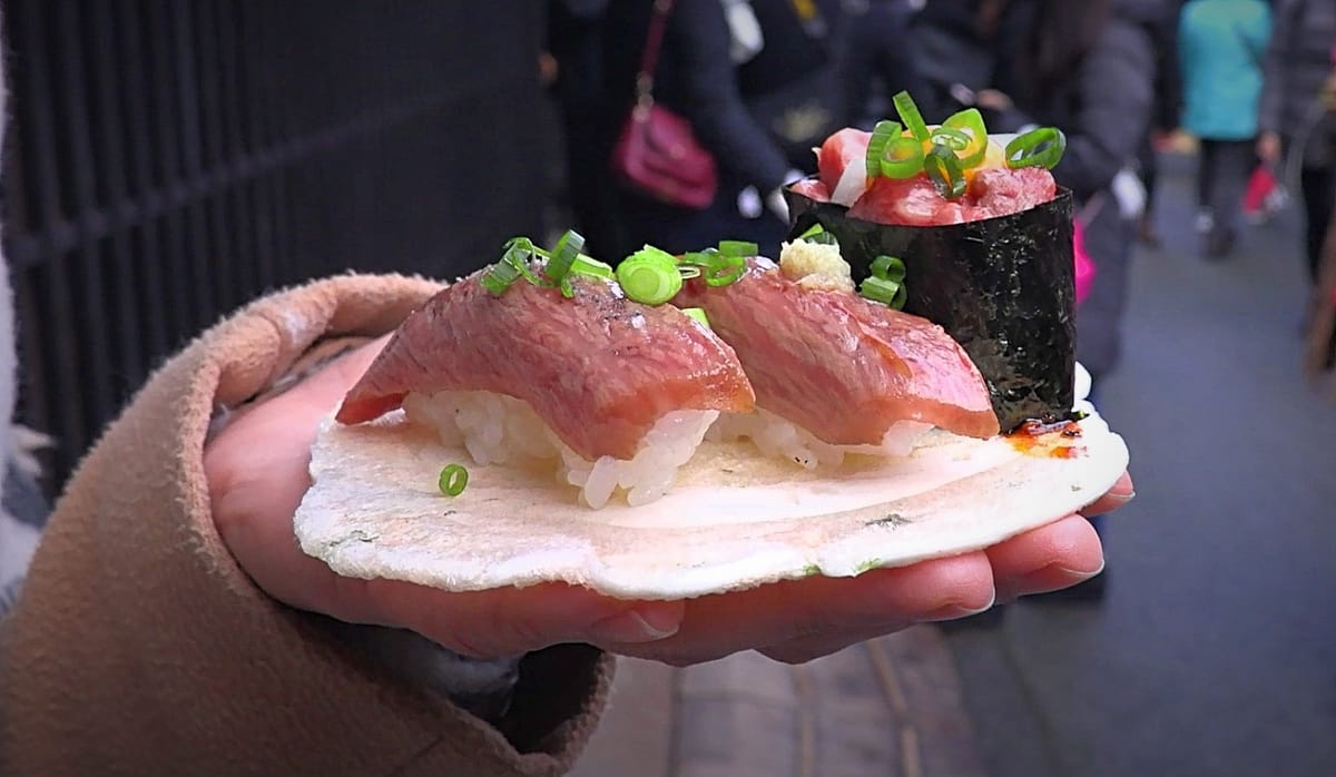 Wagyu-Sushi in den japanischen Alpen