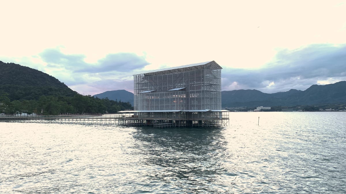 Das eingehüllte Torii von Miyajima