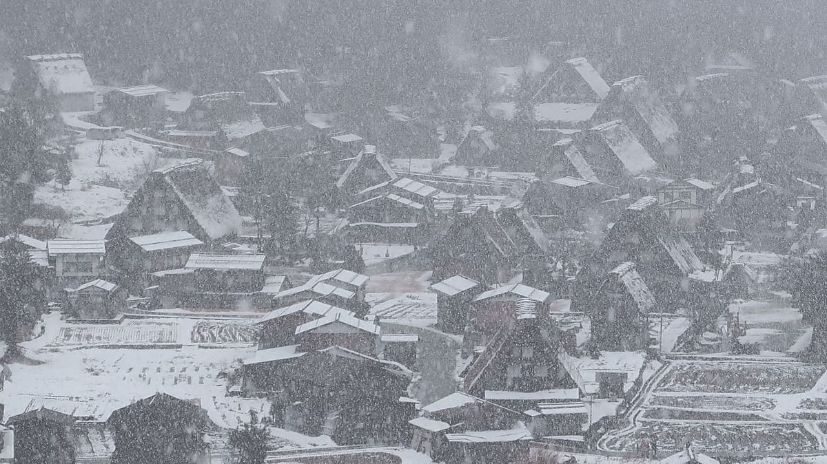 Shirakawago: Ein Bergdorf im Schnee