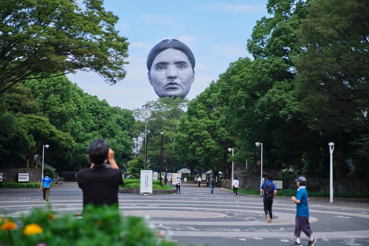 Das schwebende Gesicht über Tokio