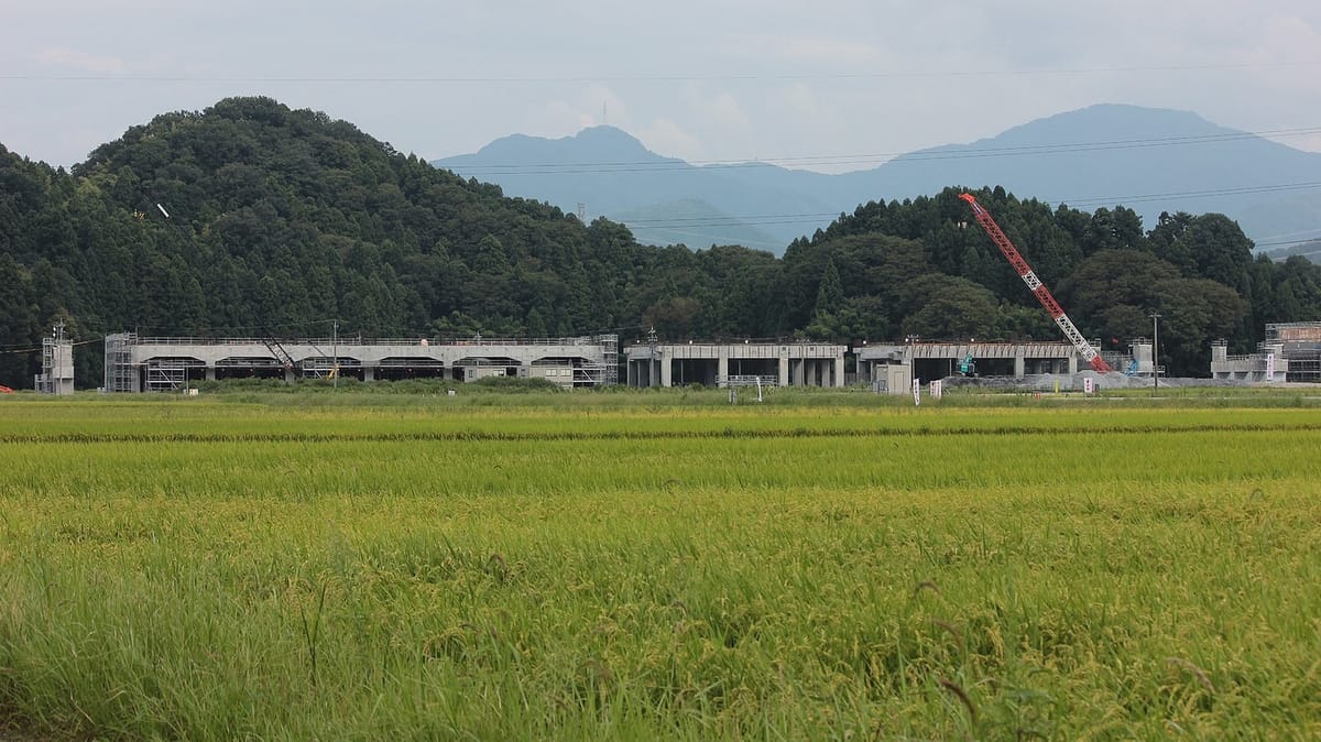 Ein Shinkansen-Bahnhof im Reisfeld