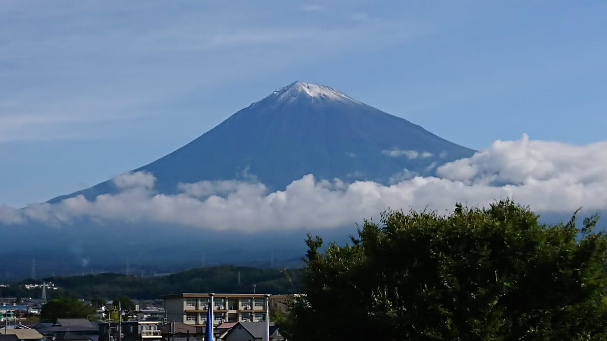 Der frühe erste Schnee auf dem Fuji