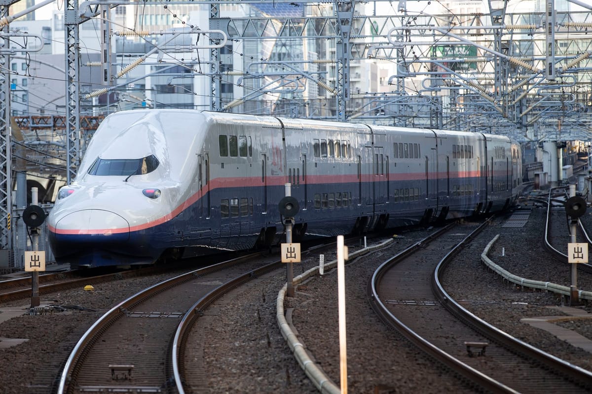 Der A380 unter den Shinkansen