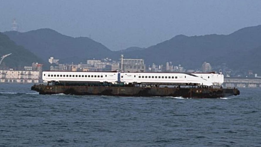 Ein Shinkansen auf dem Meer