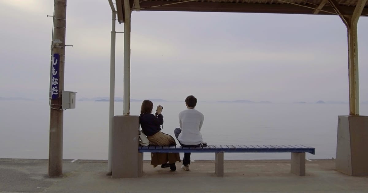 Der einsame Bahnhof am Meer