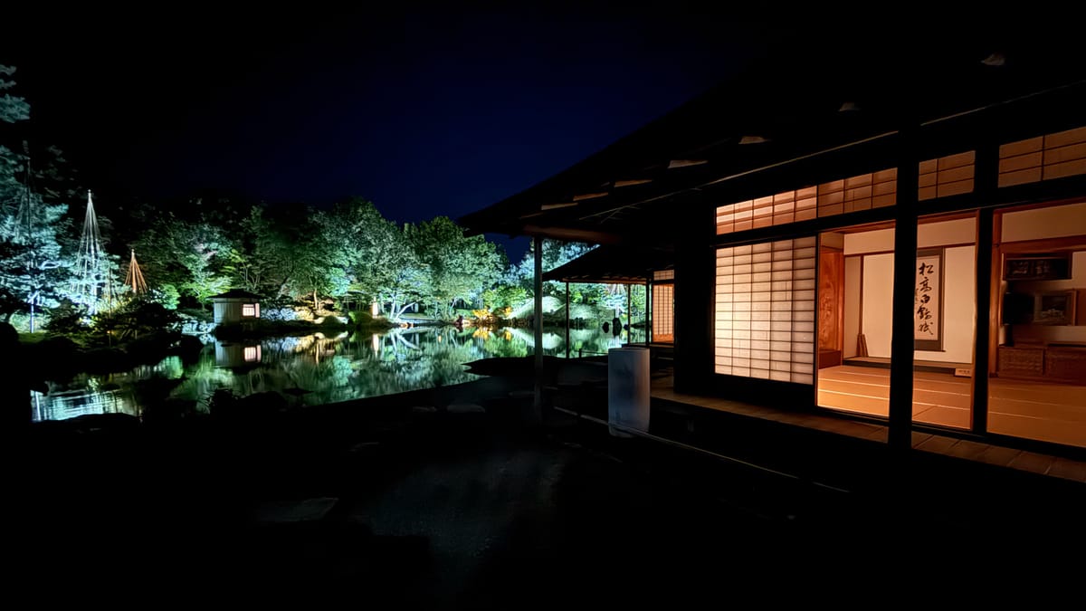 Ein japanischer Wandelgarten in der Nacht