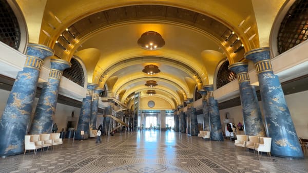 Das extravagante Hotel mit der goldenen Halle