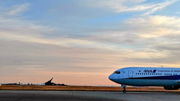 Die Spuren des Unglücks am Morgen des 3. Januars 2024 im Flughafen Haneda.