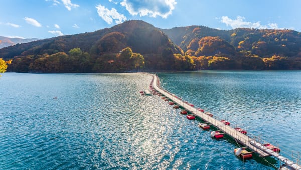 Die Pontonbrücke auf dem Okutama-See.