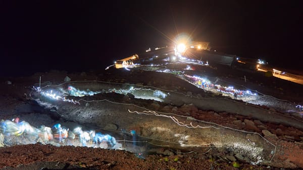 Grosser Ansturm: Nächtliches Bergsteigen auf dem Fuji.