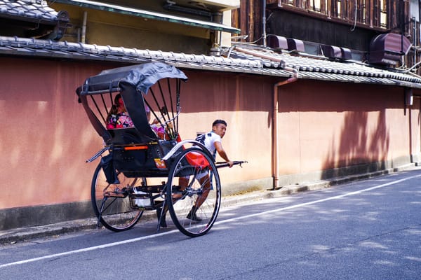 Ein Wagenzieher im Einsatz in Kyoto.