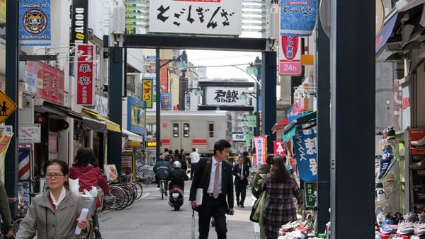 Eine Einkaufsstrasse mit Bahnübergang: Die Togoshi-Ginza in Tokio.