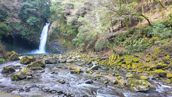 Der Jōren-Wasserfall mit seinem glasklaren Wasser.