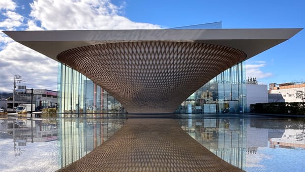 Bei Windstille spiegelt sich der Kegel auf der Wasseroberfläche.