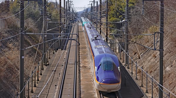 Die Baureihe E8 im gekuppelten Zustand mit dem Tohoku-Shinkansen der Baureihe E5.