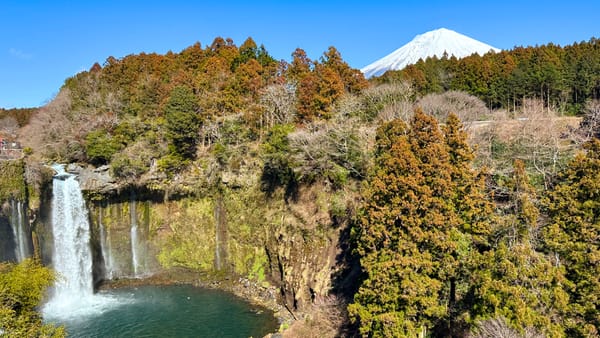 Der Otodome-Wasserfall mit dem Fuji im Hintergrund.