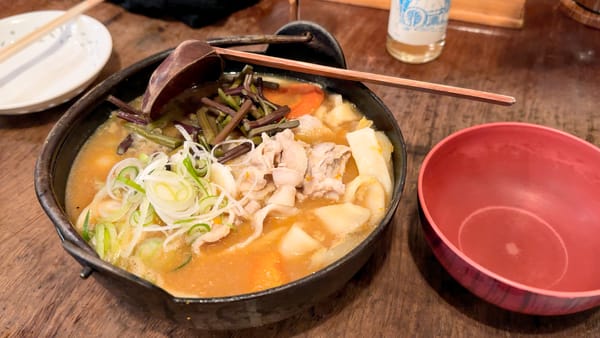 Hōtō mit Schweinefleisch im Restaurant Kosaku in der Stadt Kofu.