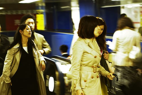 Die arbeitenden Frauen wehren sich.