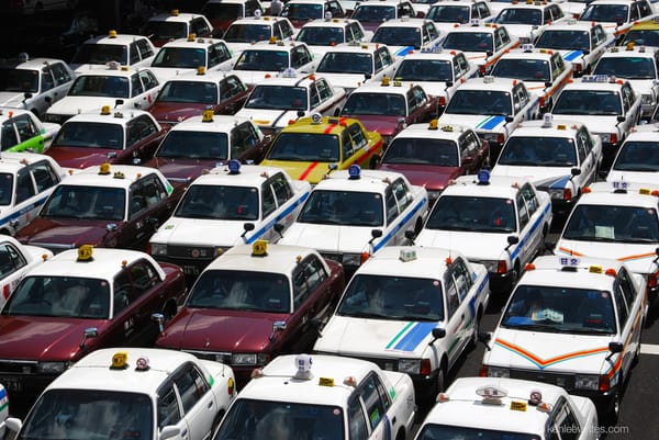 Ein Meer von Taxis wartet vor dem Bahnhof Sendai