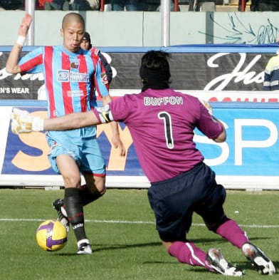 Das Talent gegen den grossen Star: Morimoto im Spiel gegen Juventus' Torhüter Gianluigi Buffon.