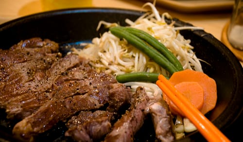 Fleisch auf heisser Pfanne: Ein typisches Menu bei Pepper Lunch.