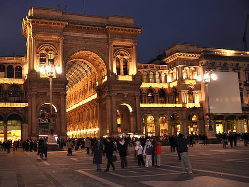 Eine teure Nacht: Drei japanische Geschäftsleute erleben in Mailand ihr blaues Wunder.