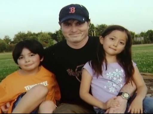 Ein Bild aus glücklicheren Tagen: Christopher Savoie mit seinen Kindern.