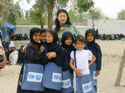 Schon bald ein häufigeres Bild? Japanische Entwicklungshelferin mit Schulkindern in Dschalalabad.