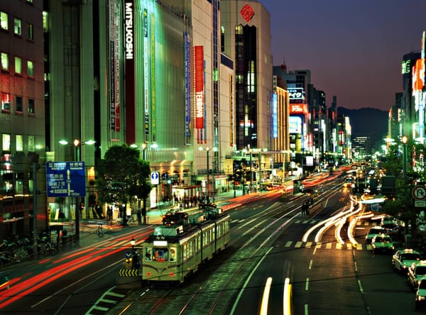 Eine pulsierende Stadt: Hiroshima bei Nacht.