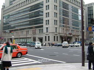 Unglaublich aber wahr: Unter diesem Bürogebäude in Otemachi...