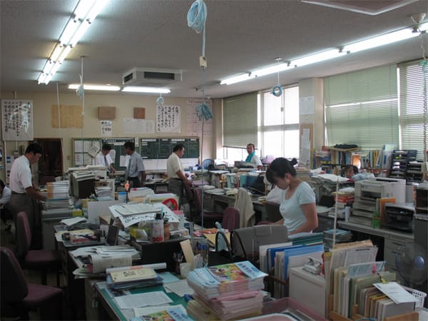 Japans Lehrkräfte haben's nicht leicht: Lehrerzimmer in Karatsu, Kyushuu.