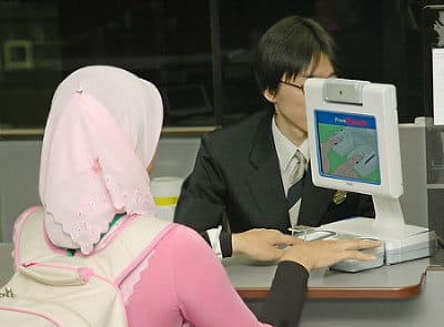 An der japanischen Grenze: Die Fingerabdrücke werden elektronisch registriert.