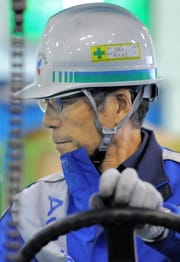 Ein 71-jähriger Staplerfahrer bei der Arbeit in der Präfektur Chiba.