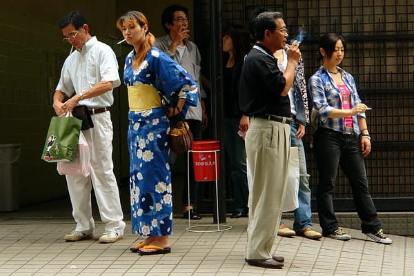 Rauchpause in Tokio.