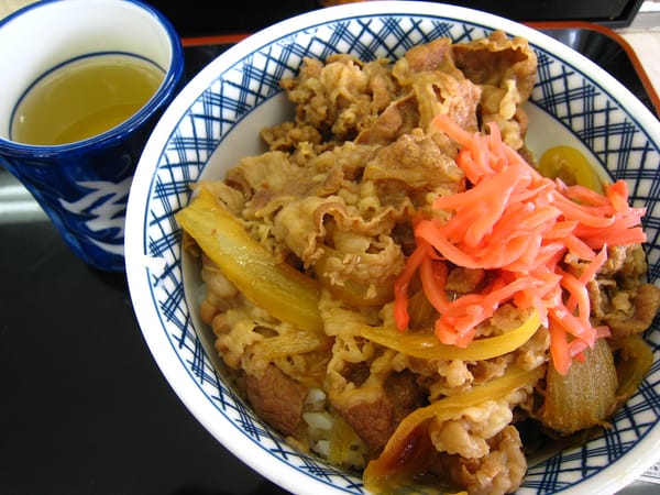 Billig und schnell: Ein Gyudon von Yoshinoya.